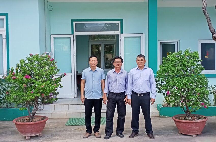  Lãnh đạo trường làm việc với công ty TNHH xây lắp, cơ khí Tân Hoàng Long